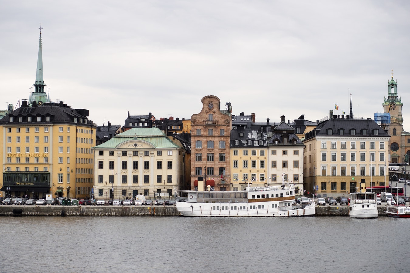 Tre hus belägna vid vattnet i Stockholm innerstad.