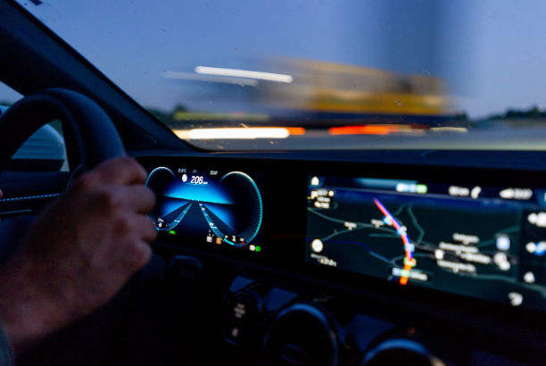 Instrumentbrädan och GPS-enheten i en bil.