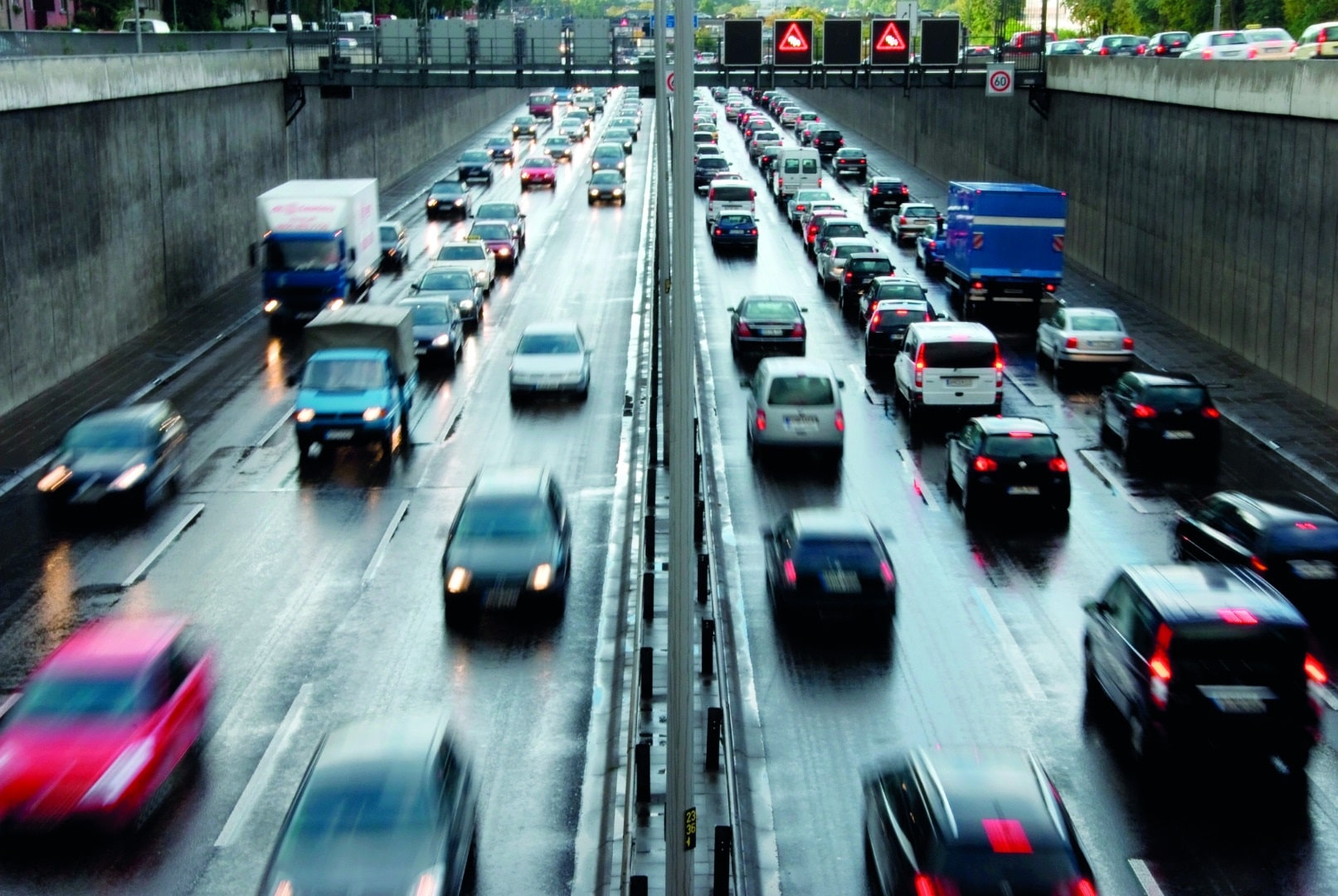 n motorväg utomlands belägen under andra vägar, med två körfält där bilar kör åt motsatta håll. Motorvägen är omgiven av ytterligare vägnivåer ovanför på båda sidor.
